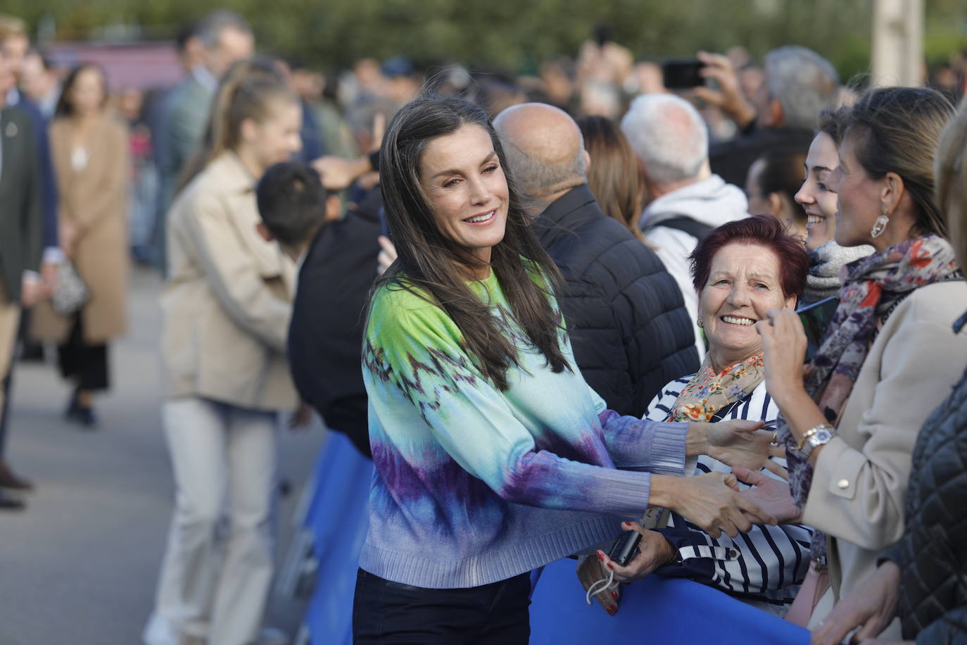 Fotos: el atrevido suéter de Letizia y el informal look de Leonor para entregar el Premio al Pueblo Ejemplar del Año