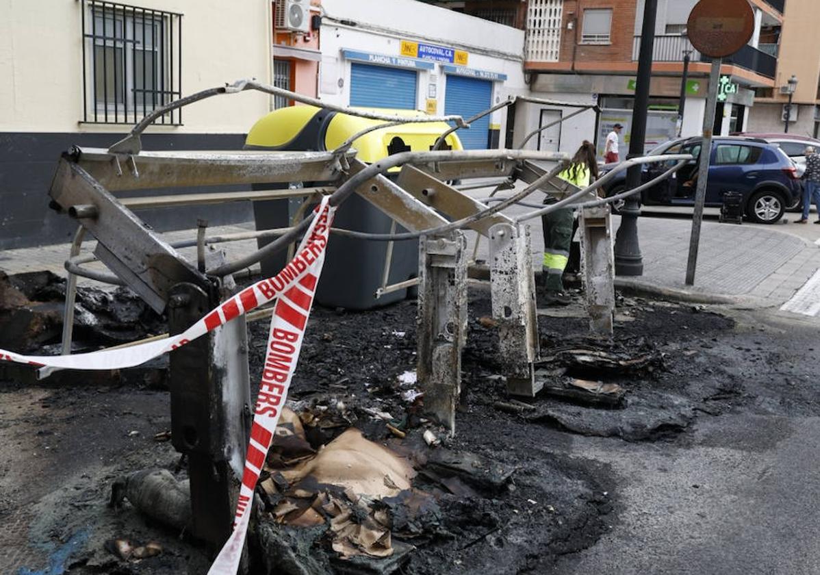 Fotos: Queman contenedores junto a una zona de ocio de Valencia