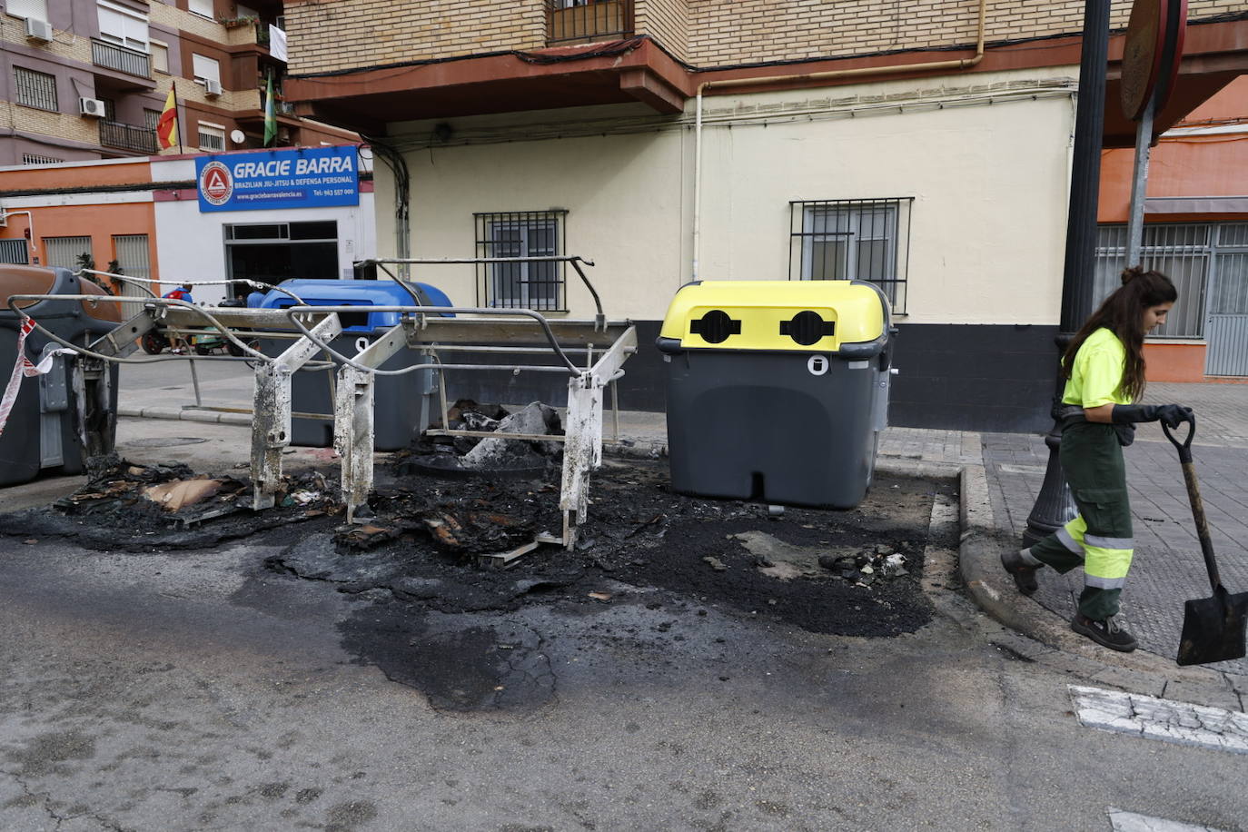 Fotos: Queman contenedores junto a una zona de ocio de Valencia