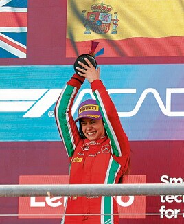 Marta García, celebrando su título de la F1 Academy.