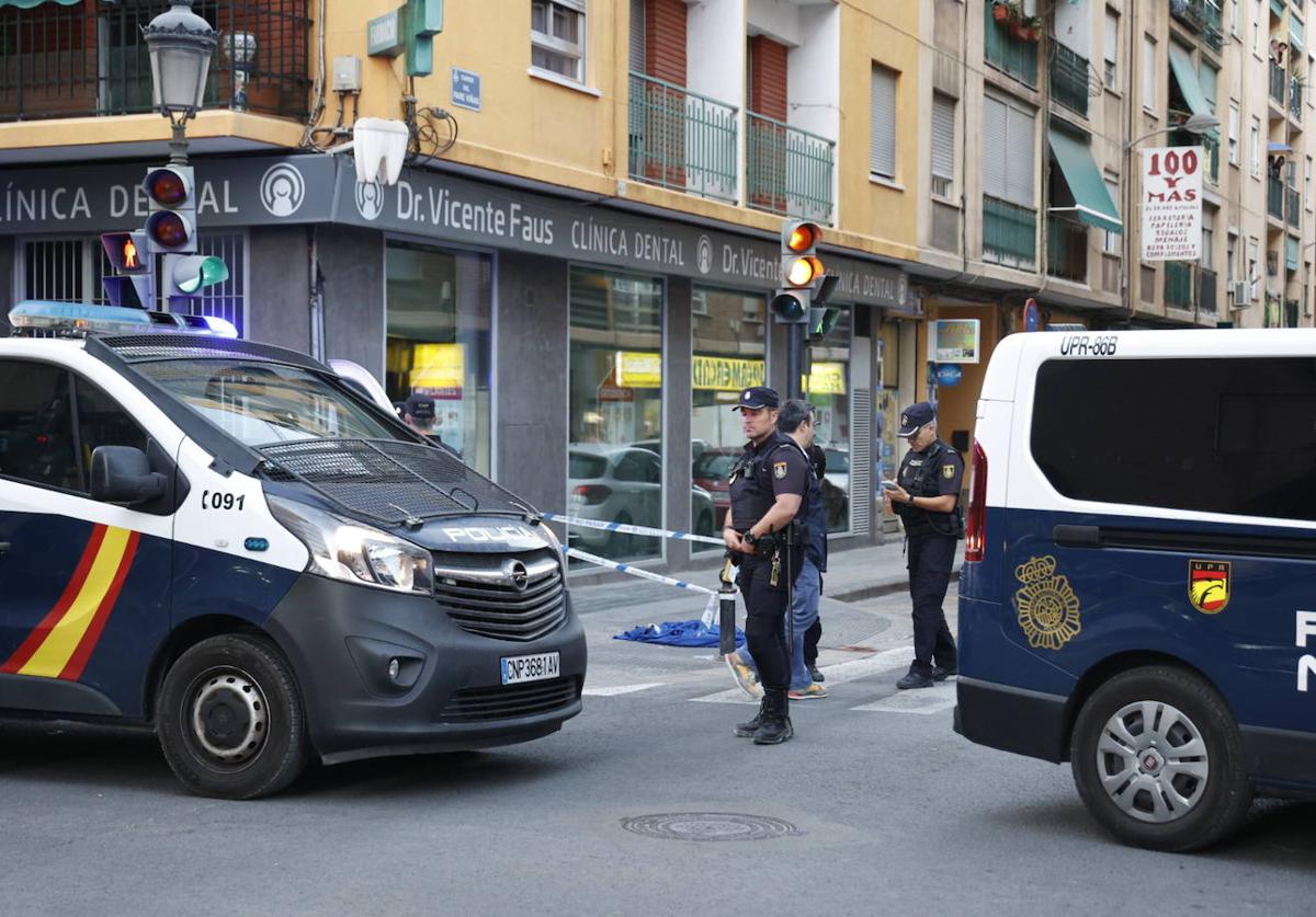 Dos policías en el lugar del apuñalamiento, este sábado.