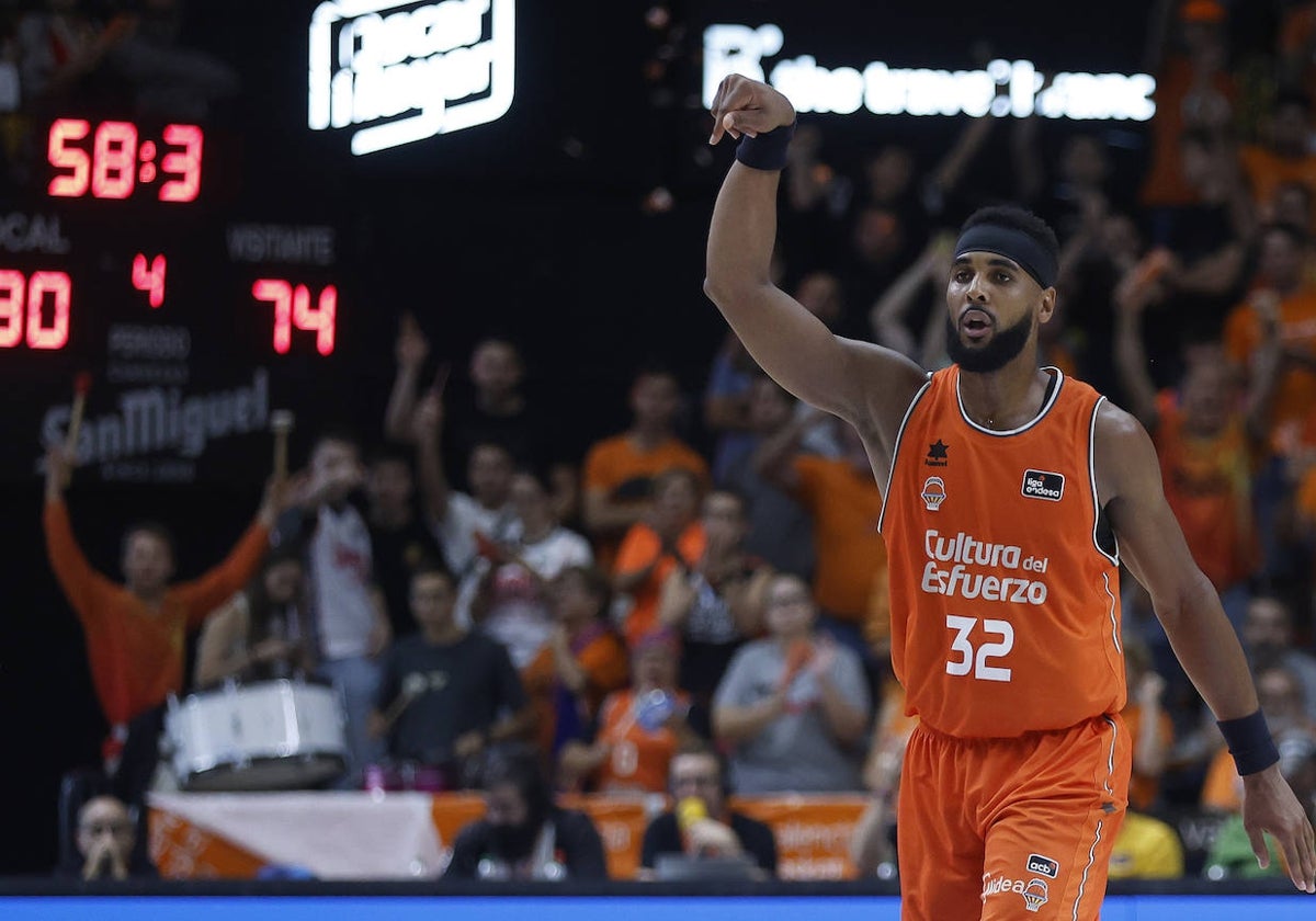 Brandon Davies celebra su triple que sentención la victoria del Valencia Basket.