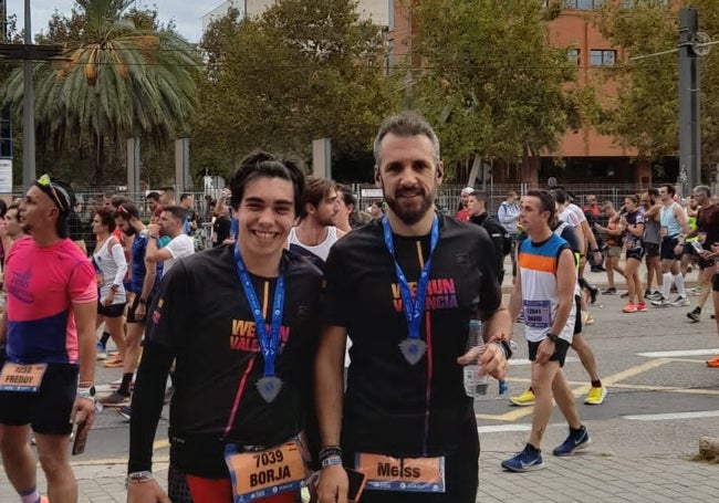 Borja con la medalla junto a un amigo suyo.