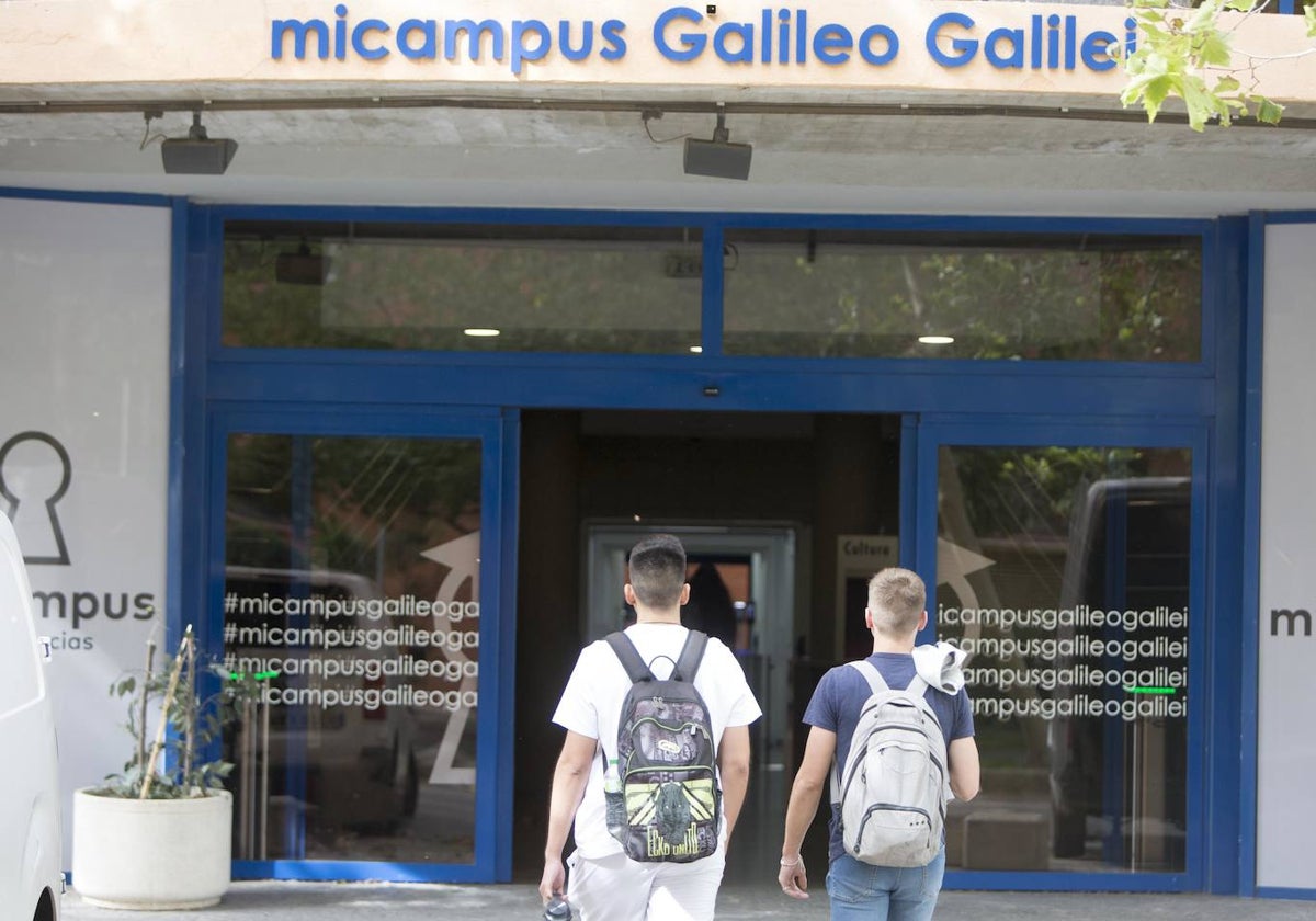 Dos estudiantes en la entrada de la residencia Galileo Galilei.