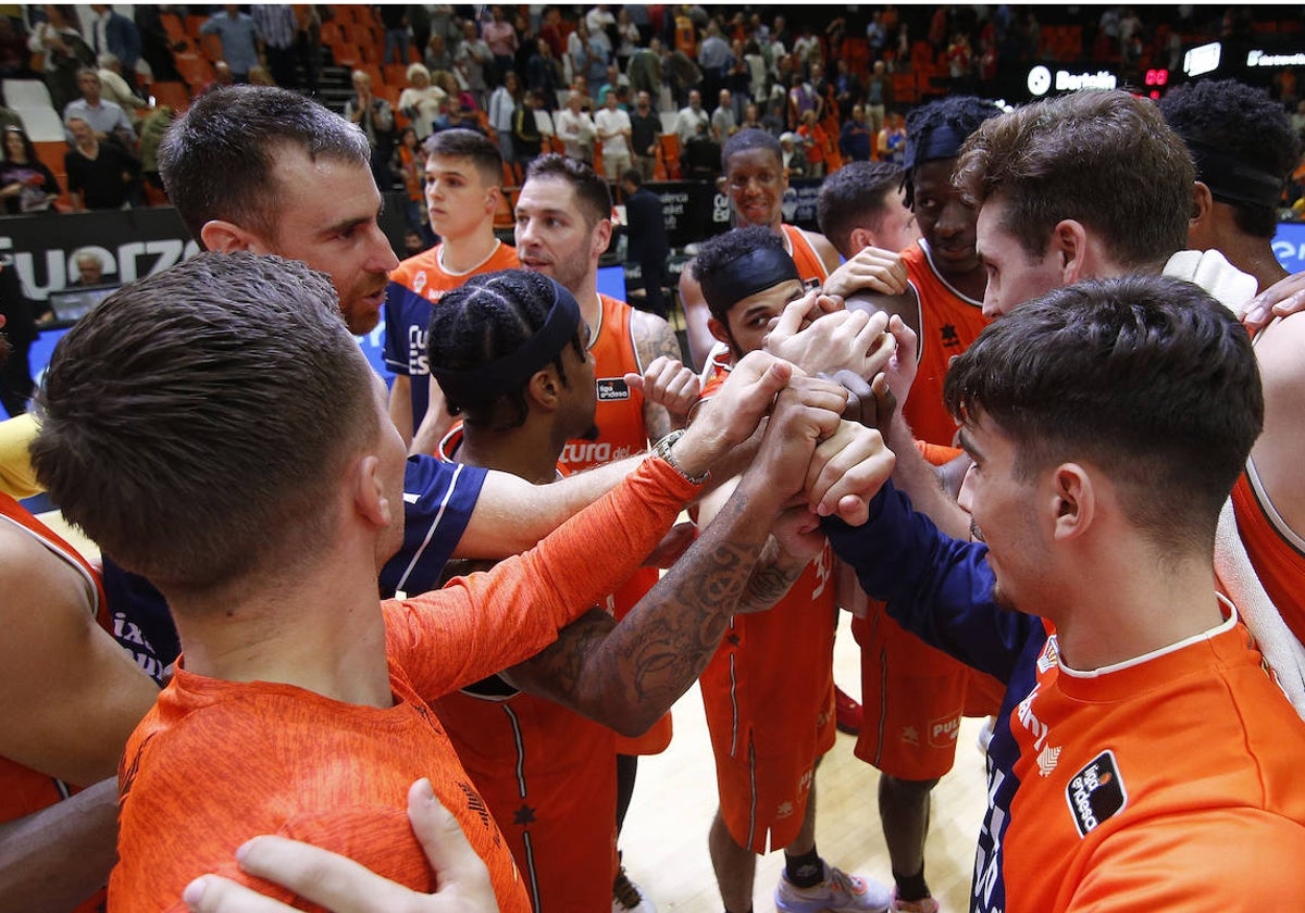 Los jugadores del Valencia Basket celebran la victoria contra el BAXI Manresa.