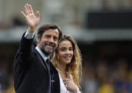 Quique Sánchez Flores, con su hija Paty en 2016, cuando se despedía de la afición del Watford, equipo inglés al que entrenó durante tres temporadas.