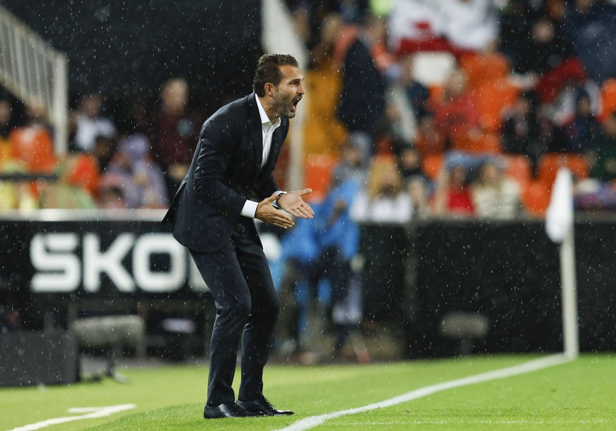 Rubén Baraja, bajo la lluvia en Mestalla en el partido del Valencia ante el Cádiz.