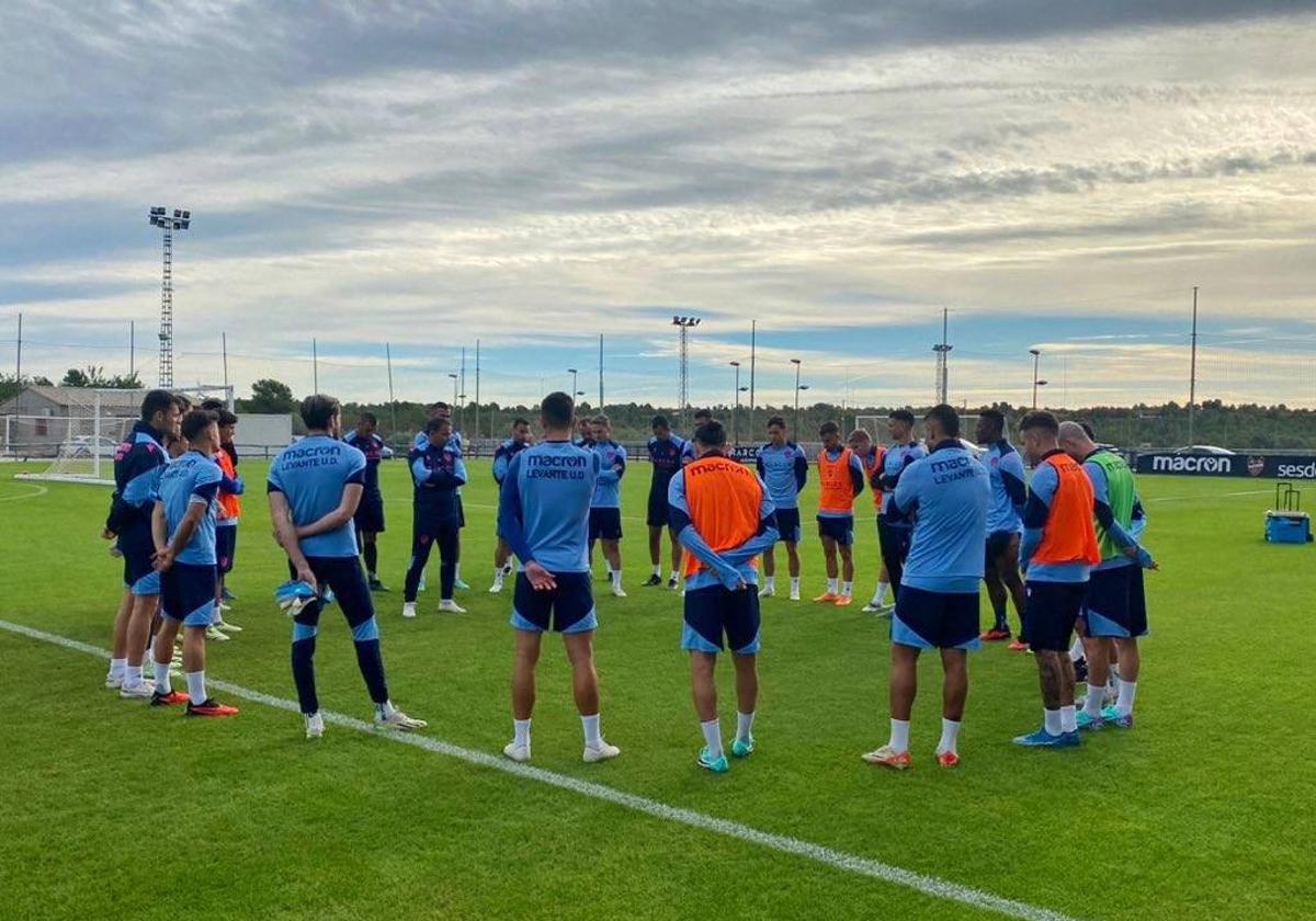 El Levante, en su vuelta a los entrenamientos en la Ciudad Deportiva de Buñol.