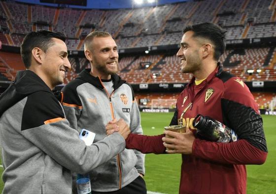 Maxi Gómez, conversando con personal del Valencia.