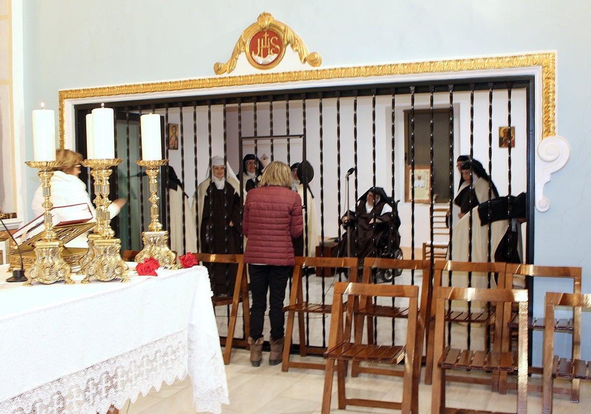 Las nueve monjas carmelitas siguieron la misa en el locutorio.