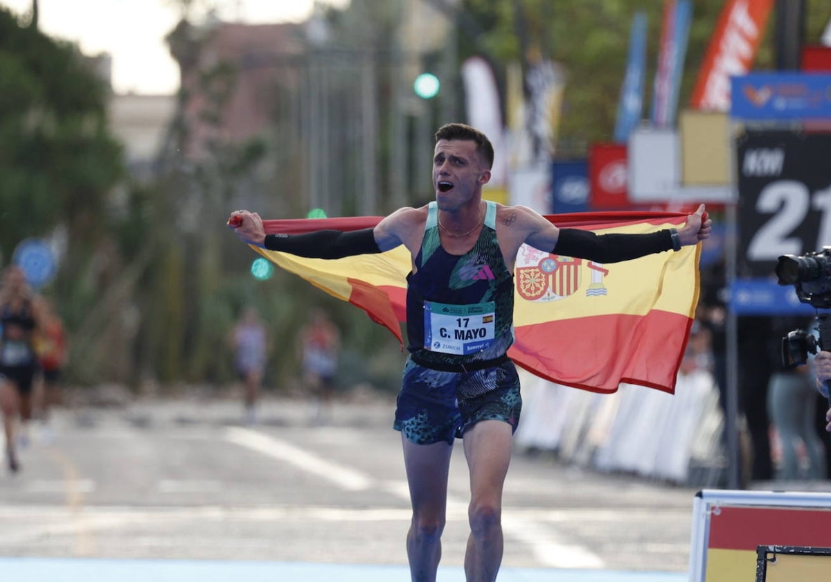 Carlos Mayo celebra el récord de España en medio maratón logrado en Valencia