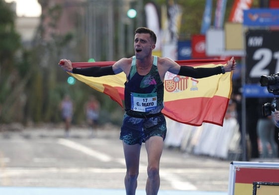 Carlos Mayo celebra el récord de España en medio maratón logrado en Valencia