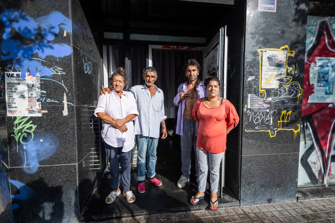 Los cuatro ocupantes ilegales del bajo posan en la calle Yecla.