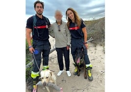 El hombre desaparecido junto al  bombero Jorge con su perro Foc y la bombera Noelia con su perro Anuk.