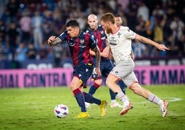 Ander Capa disputa un balón con un jugador del Racing Ferrol.