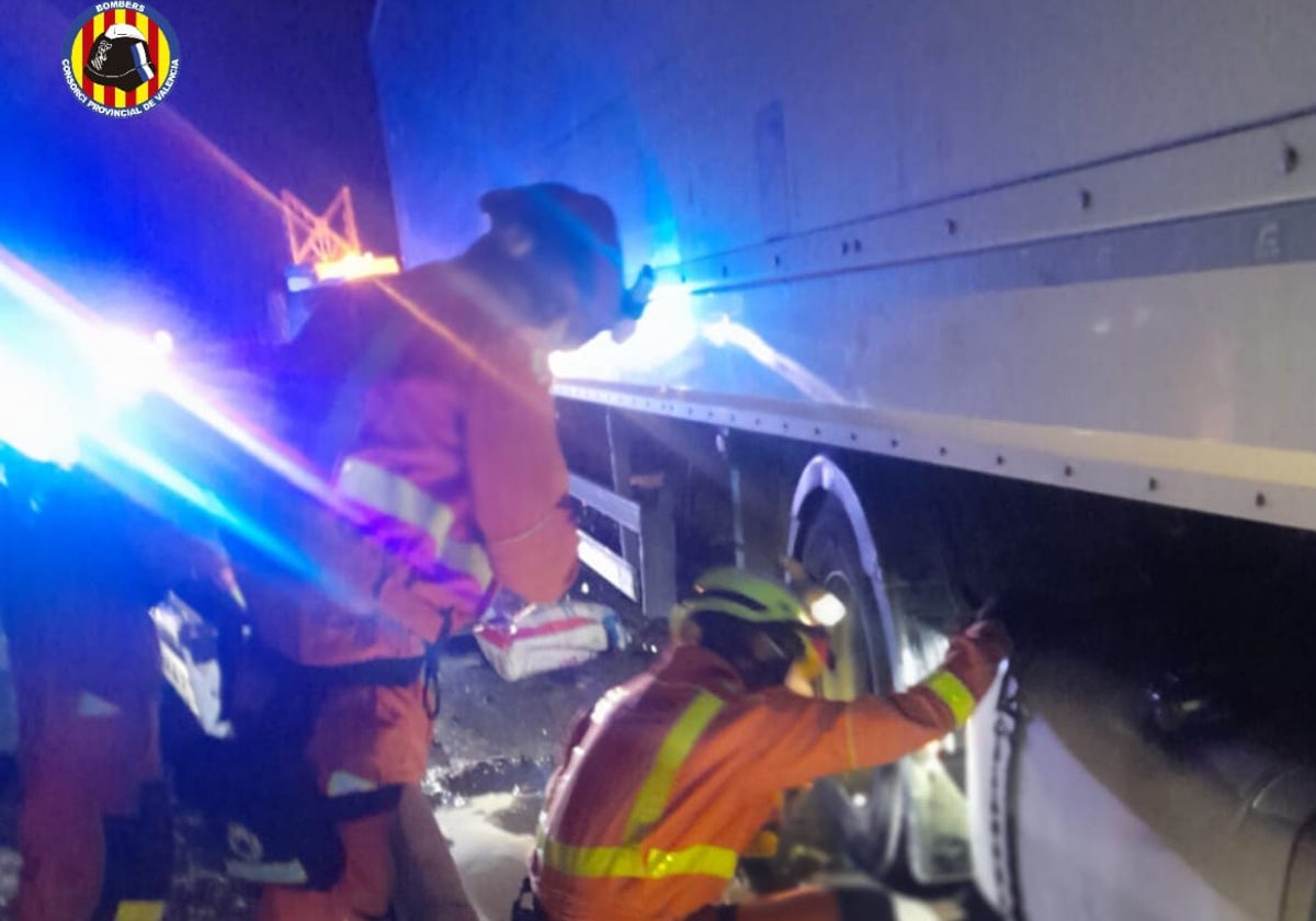 Bomberos durante la actuación en El Puig.