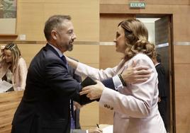 María José Catalá y Juan Manuel Badenas, durante el pleno del Ayuntamiento este martes.