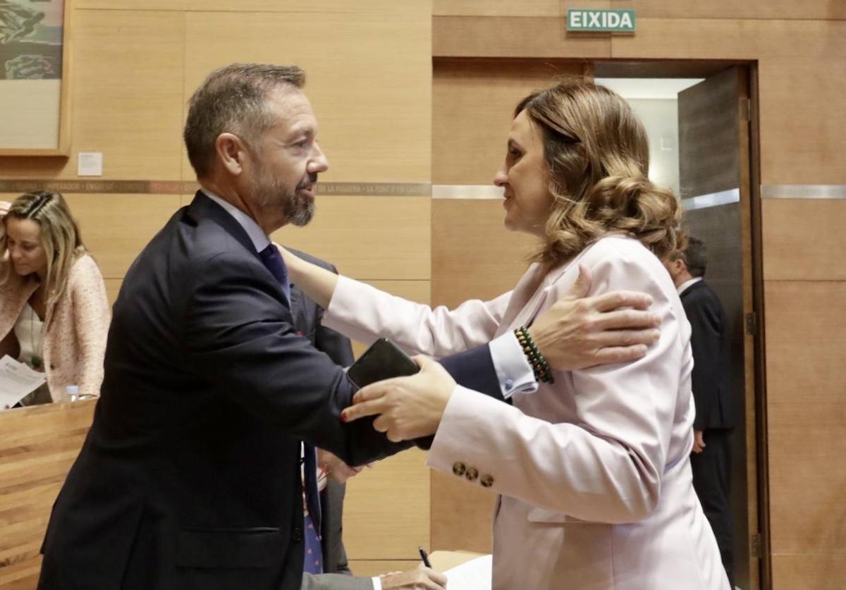 María José Catalá y Juan Manuel Badenas, durante el pleno del Ayuntamiento este martes.