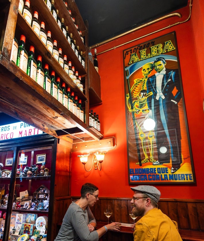 Imagen secundaria 2 - El bar de la calle Calatrava que recrea el espíritu de las antiguas bodegas