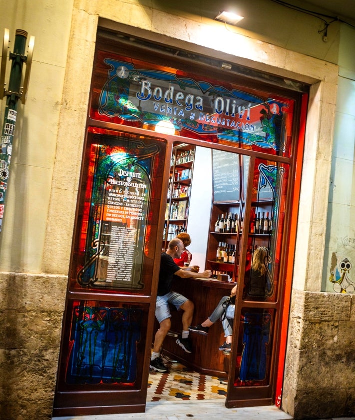 Imagen secundaria 2 - El bar de la calle Calatrava que recrea el espíritu de las antiguas bodegas