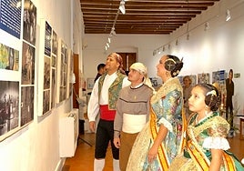 Falleras mayores y presidentes de la comisión.