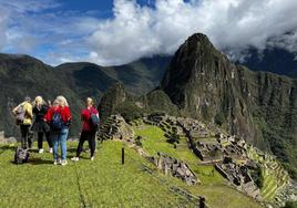 Imagen de unos turistas en el Machu Picchu.