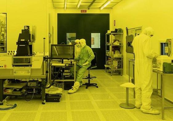 La sala blanca del Centro de Tecnología Nanofotónica (NTC) de la UPV