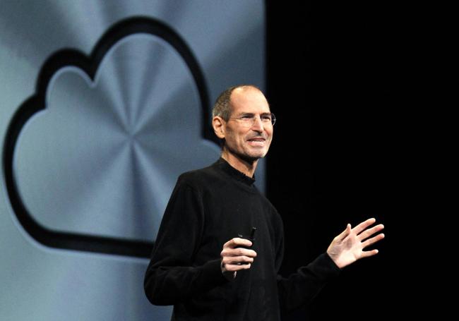 Steve Jobs, en la presentación de iCloud en 2011, con su suéter de cuello vuelto.