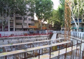 El aparcamiento de la Plaça de la Bassa aún en obras en foto de 2006.