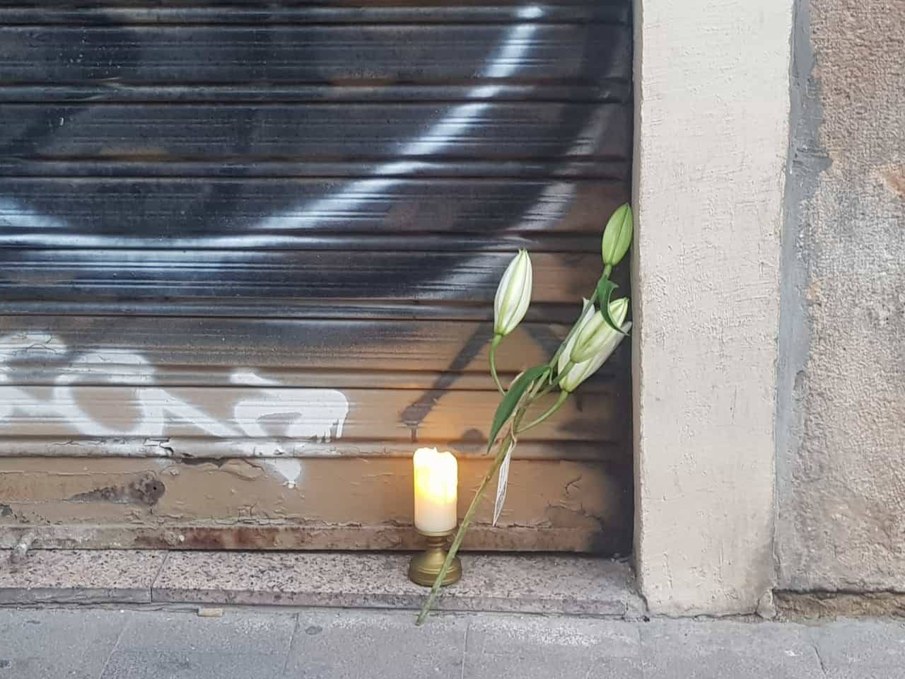 Una vela y una flor en el horno de San Nicolás tras su cierre