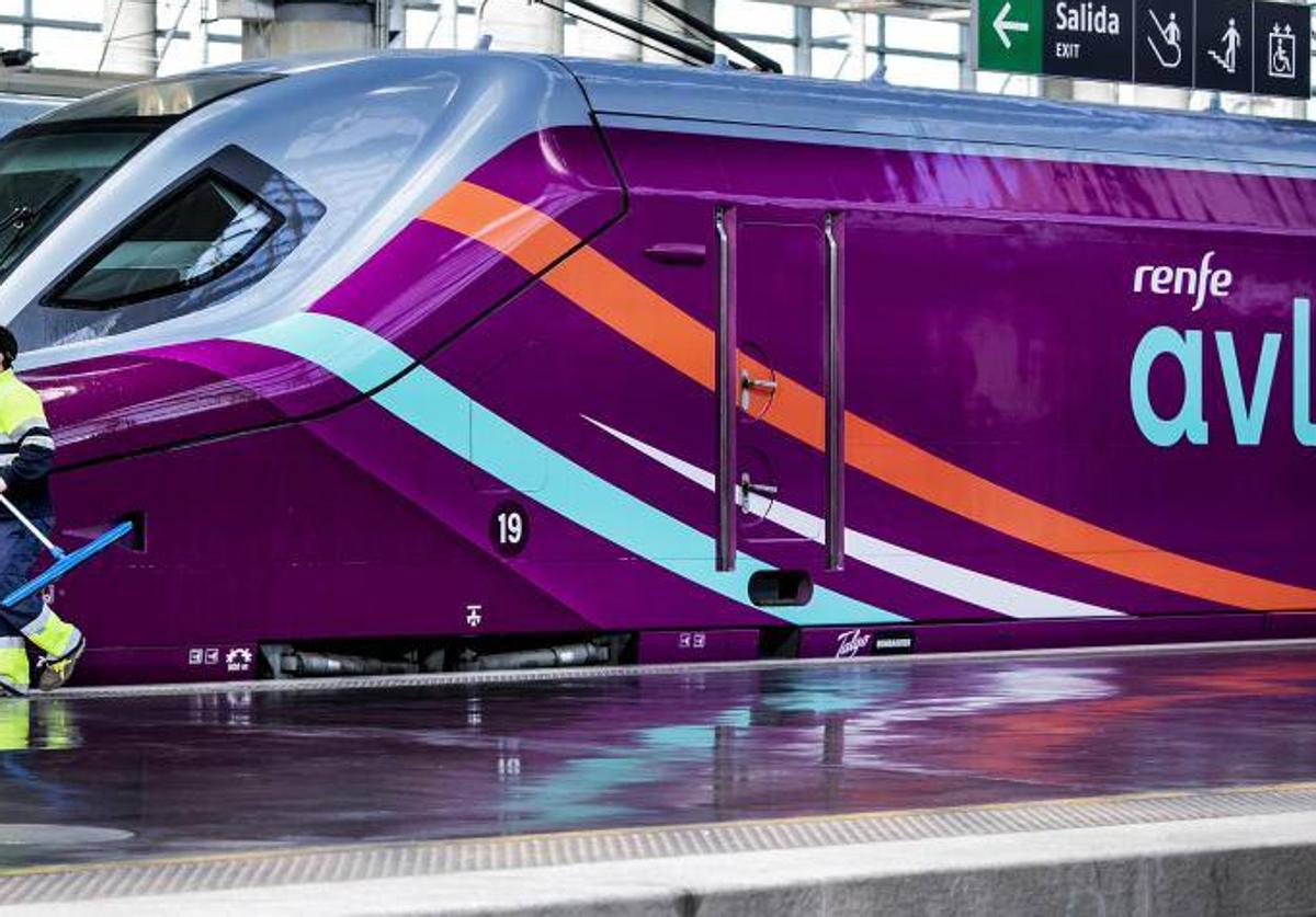 Trende alta velocidad de Renfe estacionado.