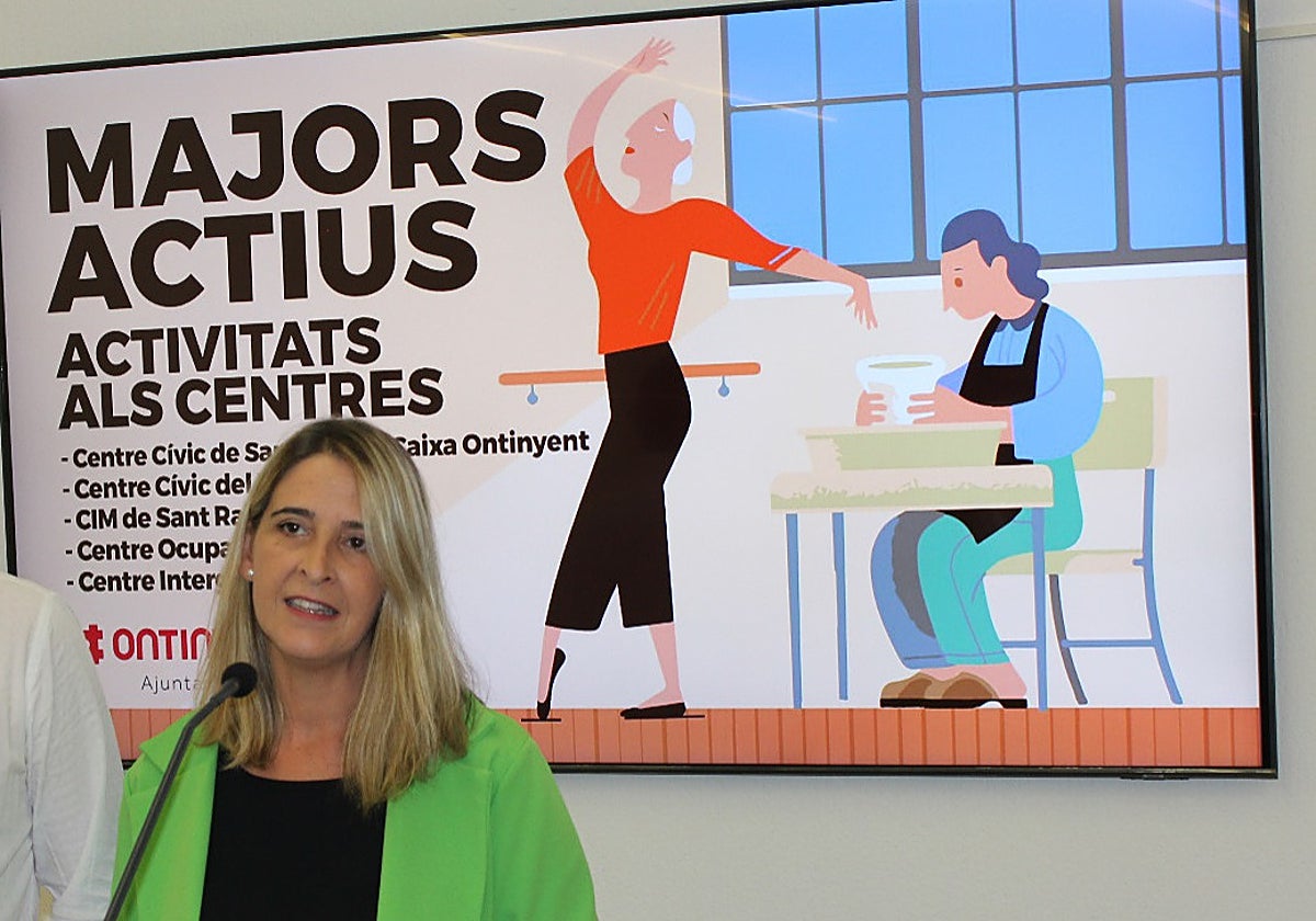 La concejala responsable del programa durante su presentación.