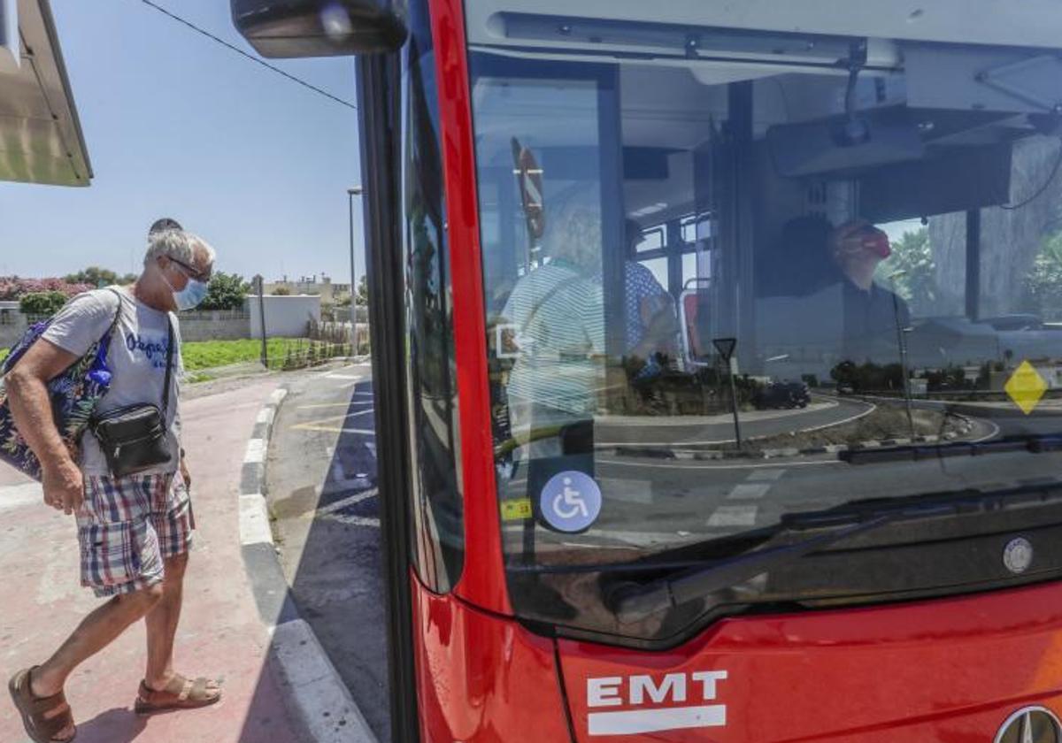 Un pasajero sube a un autobús de la EMT, en una imagen de archivo..