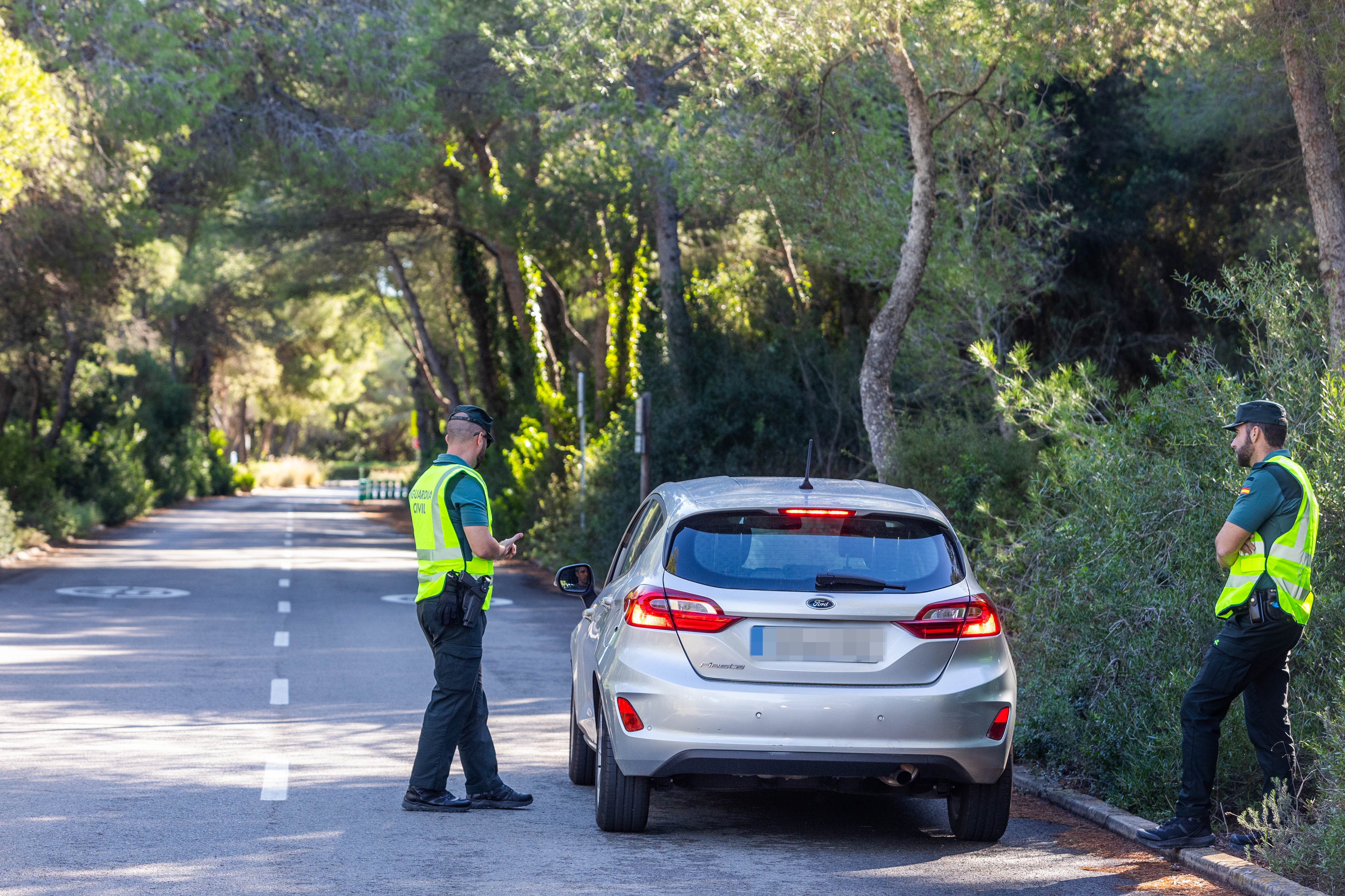 Dos guardias civiles piden la documentación al conductor de un coche en El Saler.