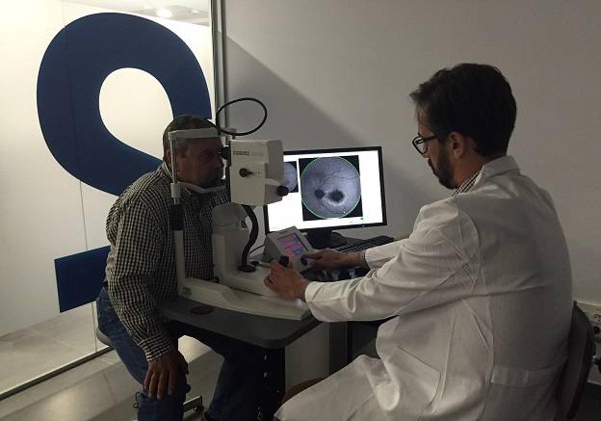 Imagen principal - Dr. Roberto Gallego, de la Unidad de Mácula en Oftalvist Valencia