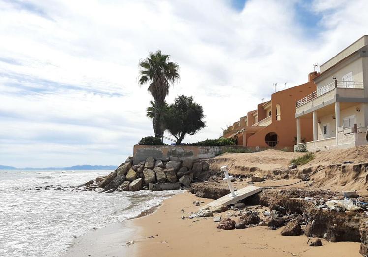 Daños del temporal en la playa de la Goleta de Tavernes de la Valldigna.