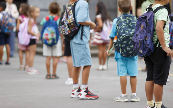 Varios niños en la salida del colegio. Imagen de archivo