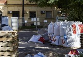 Material de construcción en las inmediaciones del Hospital Militar, este miércoles, sin presencia alguna de obreros.