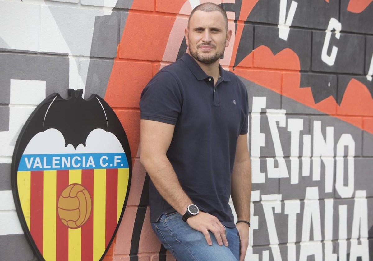 Luis Martínez, director de la Academia del Valencia, ayer en la ciudad deportiva de Paterna.