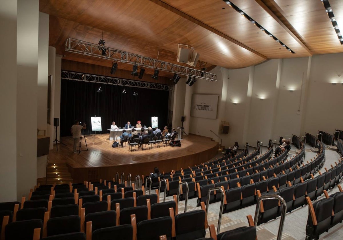 Imagen principal - Imágenes de la renovada sala Joaquín Rodrigo y de la rueda de prensa donde se ha presentado el ciclo de cámara que abre el espacio.