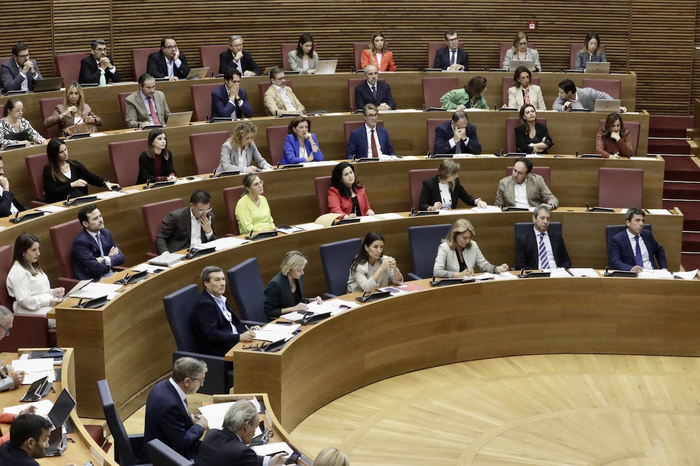 Carlos Mazón se somete a la sesión de control en Les Corts