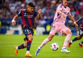 Brugui pelea un balón con Dani Calvo, jugador del Oviedo.