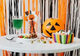 Mesa con golosinas y decoración de Halloween