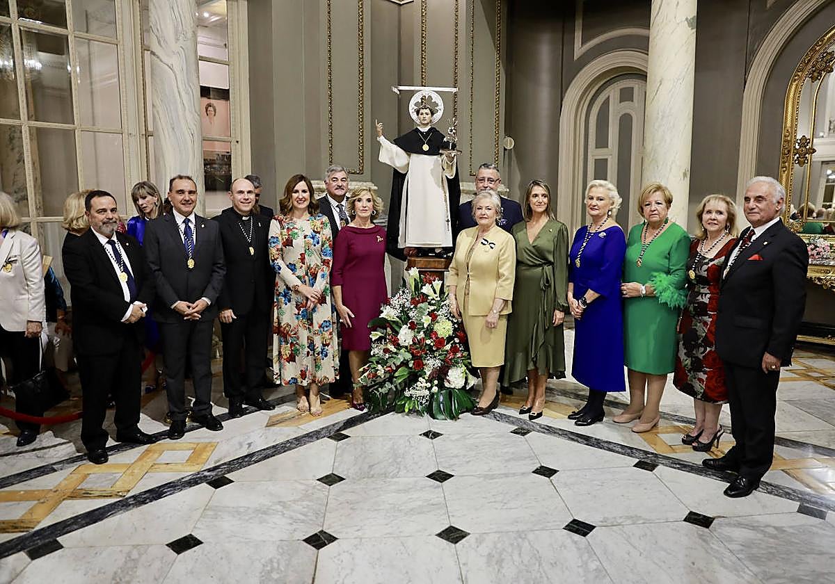Acto de nombramiento de la honorable clavariesa, Toña Játiva, con la presencia de la alcaldesa de Valencia, María José Catalá y la edil y presidenta de la JCV, Mónica Gil.