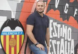 Luis Martínez, director de la Academia del Valencia, ayer en la ciudad deportiva de Paterna.