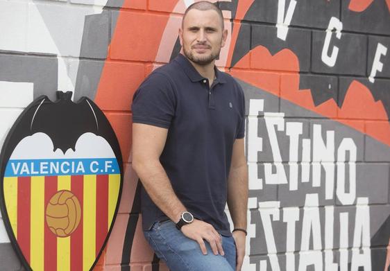 Luis Martínez, director de la Academia del Valencia, ayer en la ciudad deportiva de Paterna.