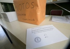 Votación sobre la jornada continua en un colegio, en una foto de archivo.