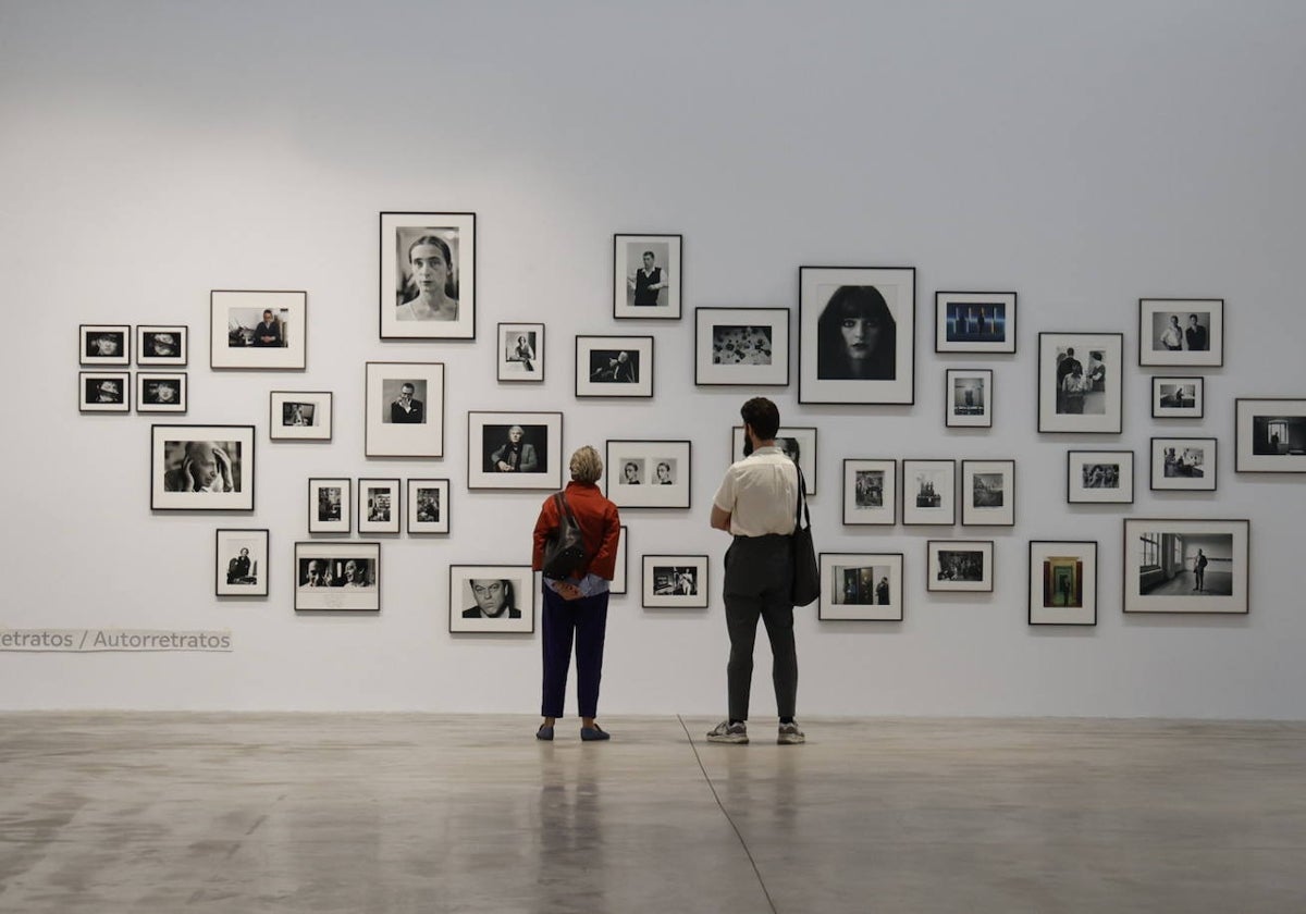 Dos espectadores en la exposición que ha abierto hoy.