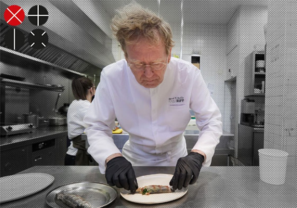 Bernd Knöller emplata un pescado en su restaurante el Riff.