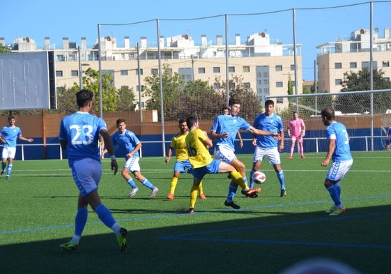 Jugadores del Dénia y del Independiente Alicante disputando un balón.